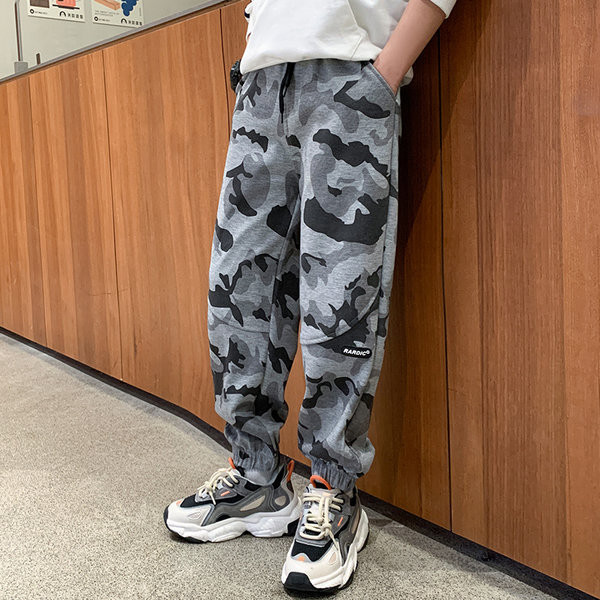 Gyermek terepszínű nadrág zsebbel