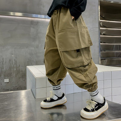 Vaikiškų kelnių platus modelis su kišene