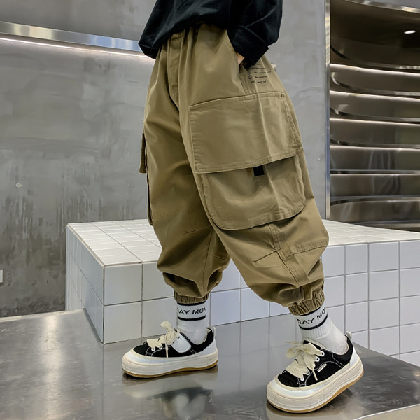 Vaikiškų kelnių platus modelis su kišene