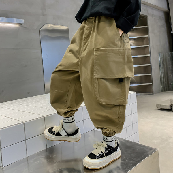 Vaikiškų kelnių platus modelis su kišene