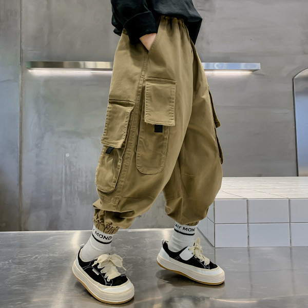 Vaikiškų kelnių platus modelis su kišene