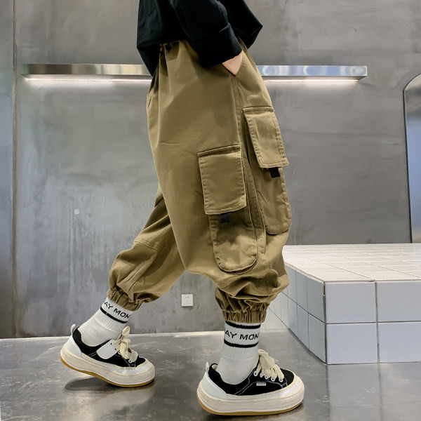 Vaikiškų kelnių platus modelis su kišene