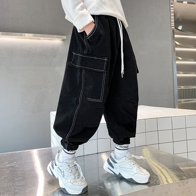 Gyermek nadrág zsebbel és fűzővel