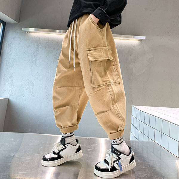 Gyermek nadrág zsebbel és fűzővel