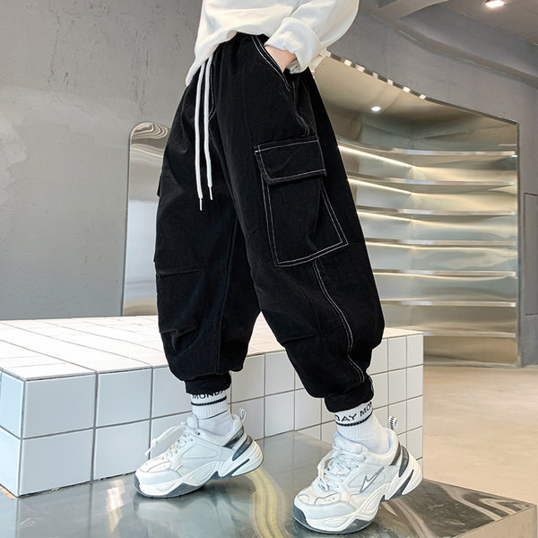 Gyermek nadrág zsebbel és fűzővel