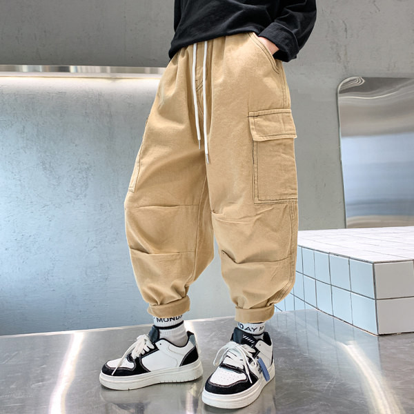 Gyermek nadrág zsebbel és fűzővel