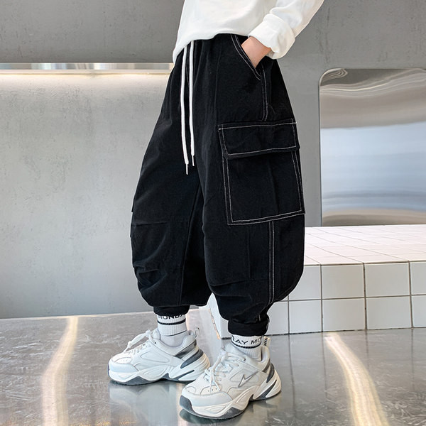 Gyermek nadrág zsebbel és fűzővel