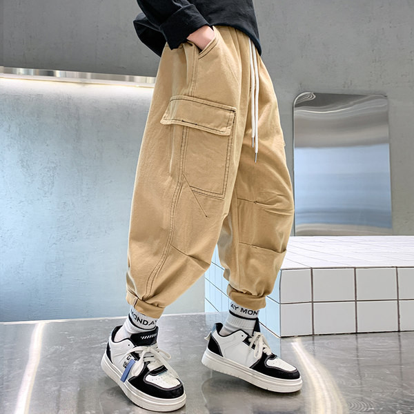 Gyermek nadrág zsebbel és fűzővel