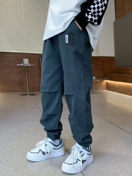 Alkalmi nadrág zsebbel és mintával fiúknak