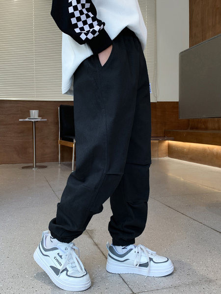 Alkalmi nadrág zsebbel és mintával fiúknak