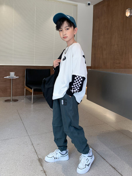 Alkalmi nadrág zsebbel és mintával fiúknak