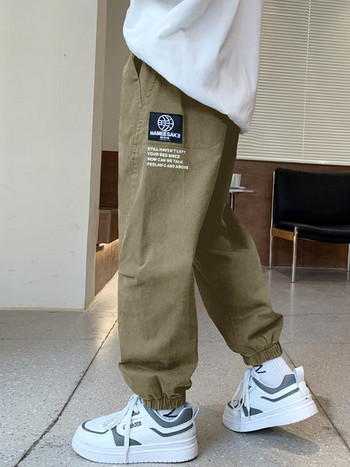 Широк модел панталон за момчета с ластик на крачолите и емблема