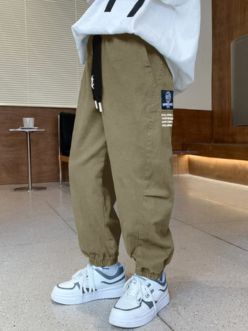 Широк модел панталон за момчета с ластик на крачолите и емблема