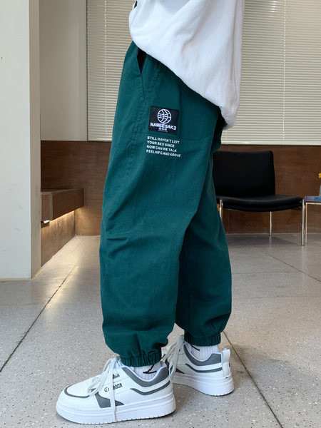 Fiúk széles szárú nadrág gumírozott szárral és logóval