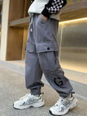 Gyerek sportnadrág fiúknak zsebbel és nyakkendővel