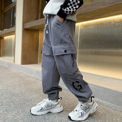 Gyerek sportnadrág fiúknak zsebbel és nyakkendővel