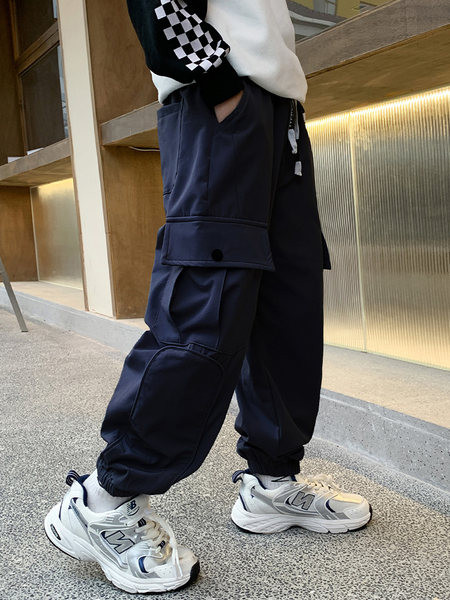 Gyerek sportnadrág fiúknak zsebbel és nyakkendővel