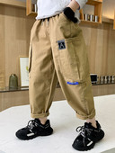 Gyermek nadrág zsebbel és fűzővel