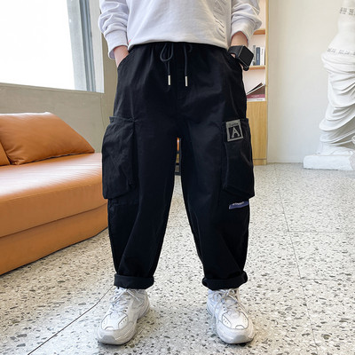 Gyermek nadrág zsebbel és fűzővel