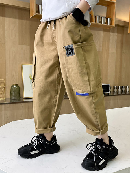 Gyermek nadrág zsebbel és fűzővel