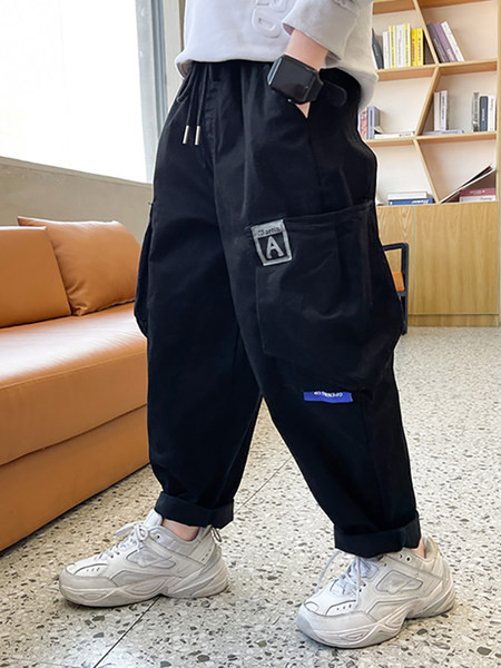 Gyermek nadrág zsebbel és fűzővel