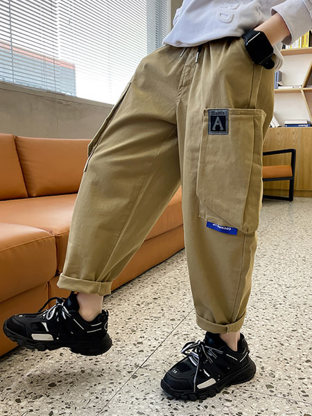 Gyermek nadrág zsebbel és fűzővel