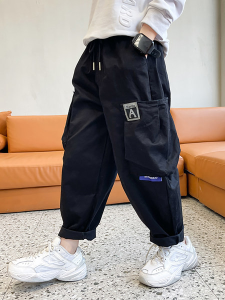 Gyermek nadrág zsebbel és fűzővel