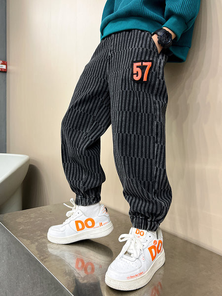 Pantaloni de toamna pentru baieti cu broderie si elastic la picioare