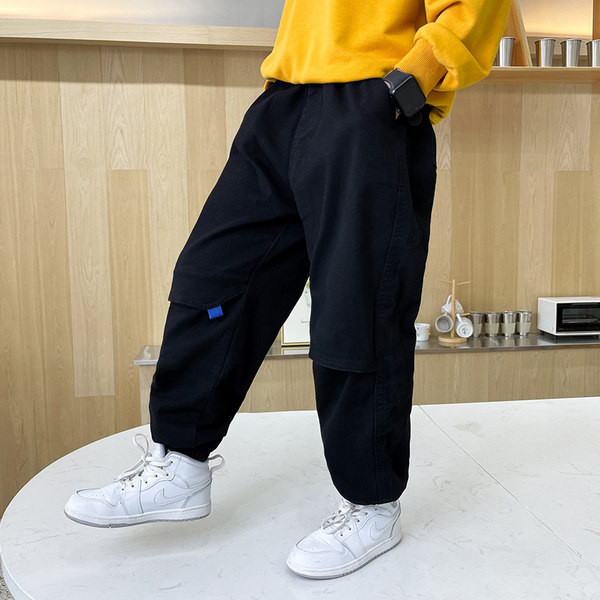 Naujas vaikiškų kelnių modelis