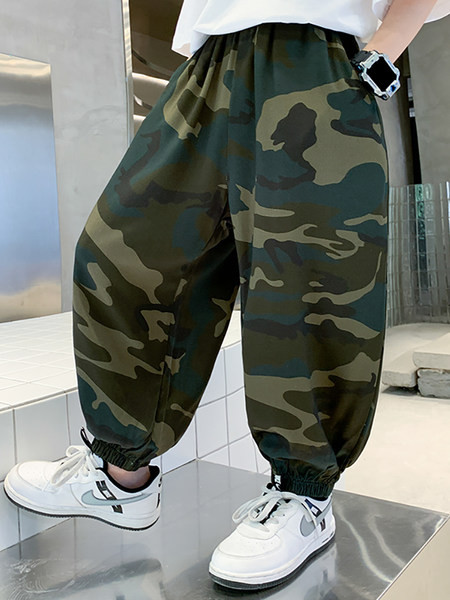 Gyermek terepszínű nadrág zsebbel fiúknak