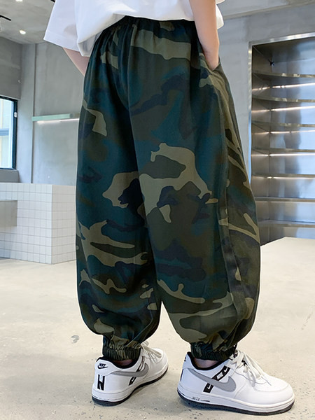 Gyermek terepszínű nadrág zsebbel fiúknak