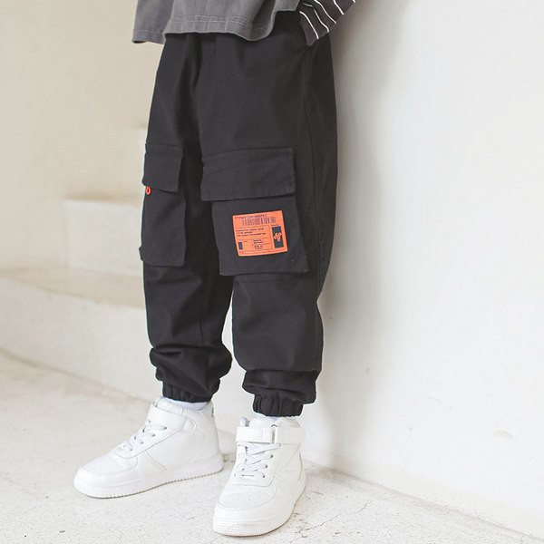 Vaikiškos sportinės kelnės su kišene ir raštu