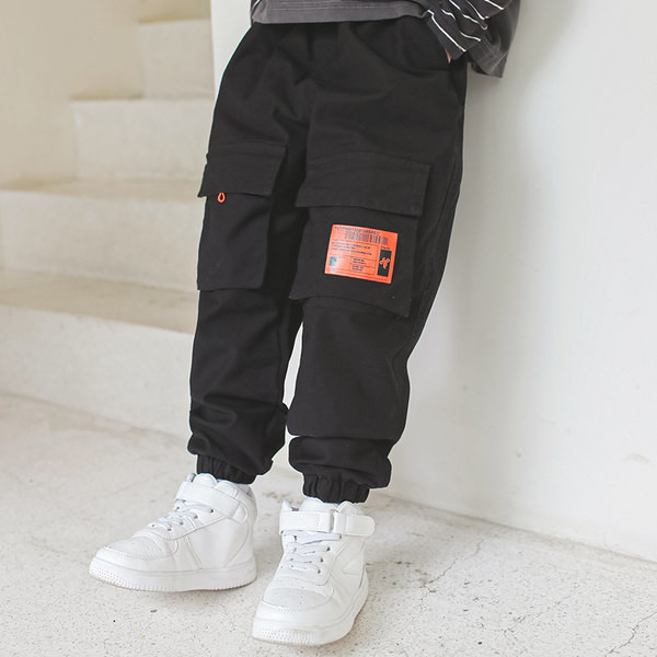 Vaikiškos sportinės kelnės su kišene ir raštu