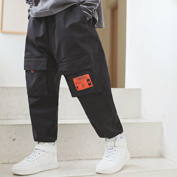 Vaikiškos sportinės kelnės su kišene ir raštu