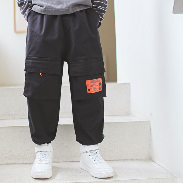 Vaikiškos sportinės kelnės su kišene ir raštu