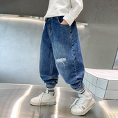 Divatos fiú farmernadrág szakadt mintával és zsebbel