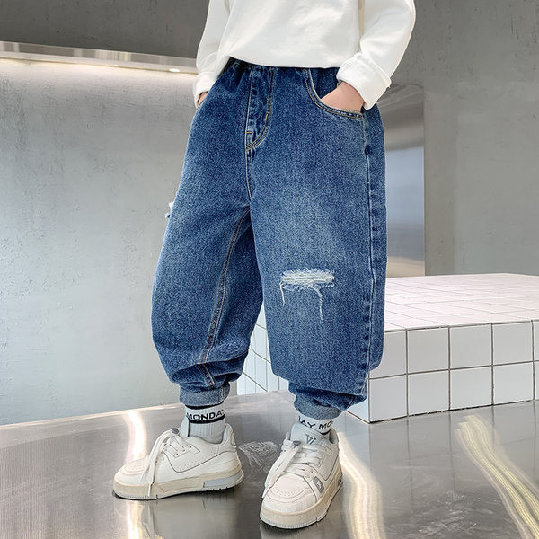 Divatos fiú farmernadrág szakadt mintával és zsebbel