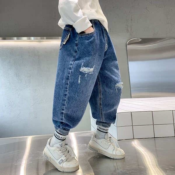 Divatos fiú farmernadrág szakadt mintával és zsebbel