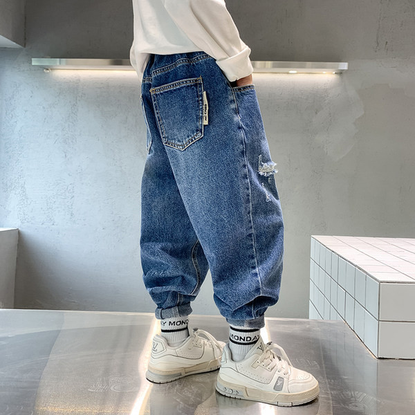 Divatos fiú farmernadrág szakadt mintával és zsebbel