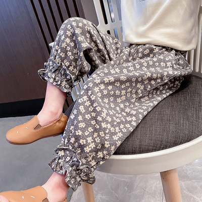 Virágos motívumokkal díszített gyereknadrág