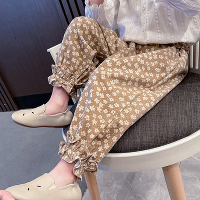 Virágos motívumokkal díszített gyereknadrág