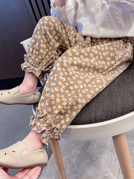 Virágos motívumokkal díszített gyereknadrág