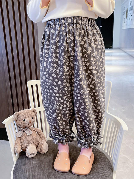 Virágos motívumokkal díszített gyereknadrág