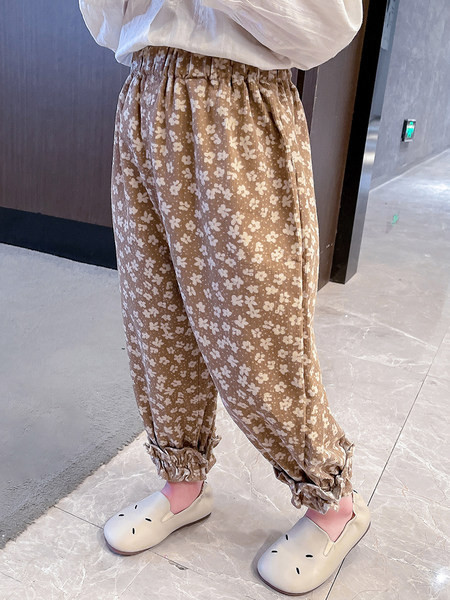 Virágos motívumokkal díszített gyereknadrág