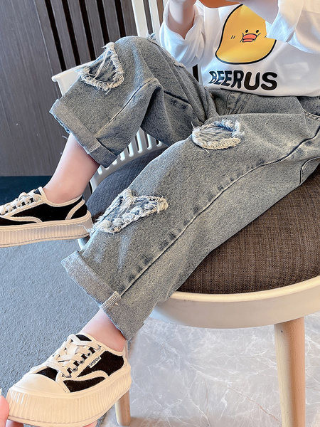 Gyermekfarmer új modellje egy színben