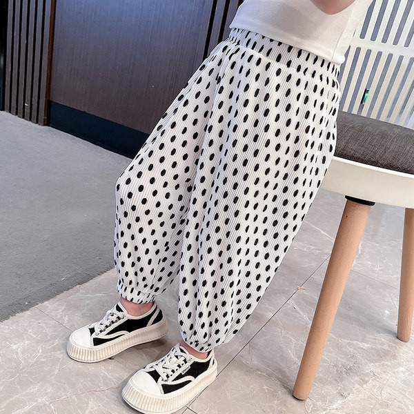 Széles nadrág modell lányoknak gumival a szárán