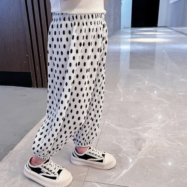 Széles nadrág modell lányoknak gumival a szárán