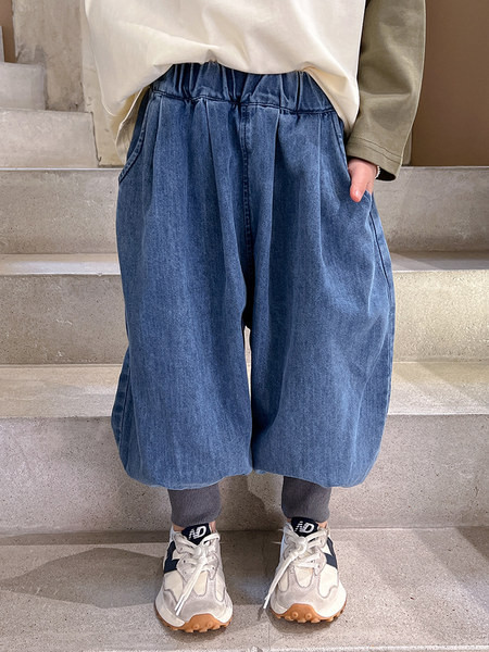 Széles szárú gyerekfarmer zsebbel lányoknak