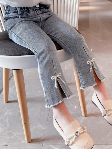 Vaikiški laisvalaikio džinsai su skeltukais ir perlais