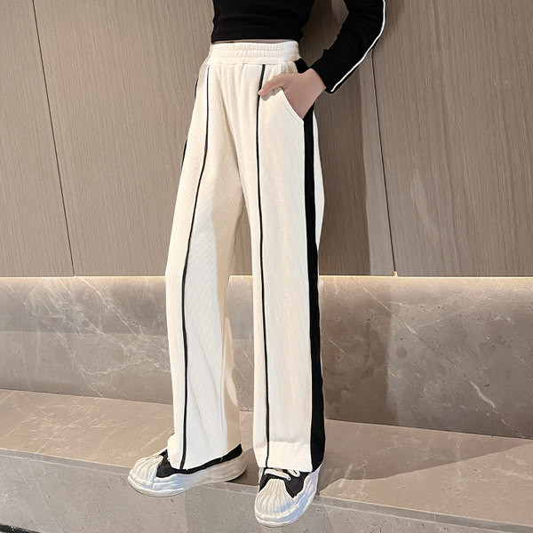 Dječje ležerne hlače s pasovima za djevojčice